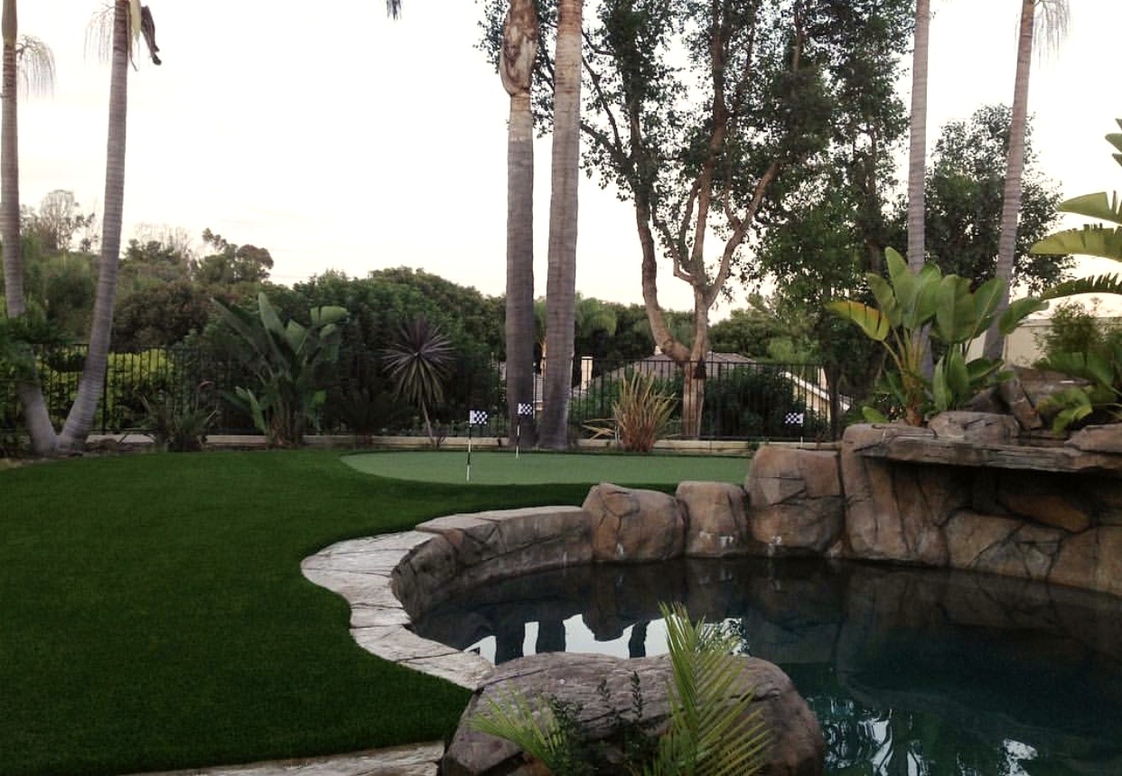 Garden golf green with pool and tropical plants — SuperGrass Costa del Sol