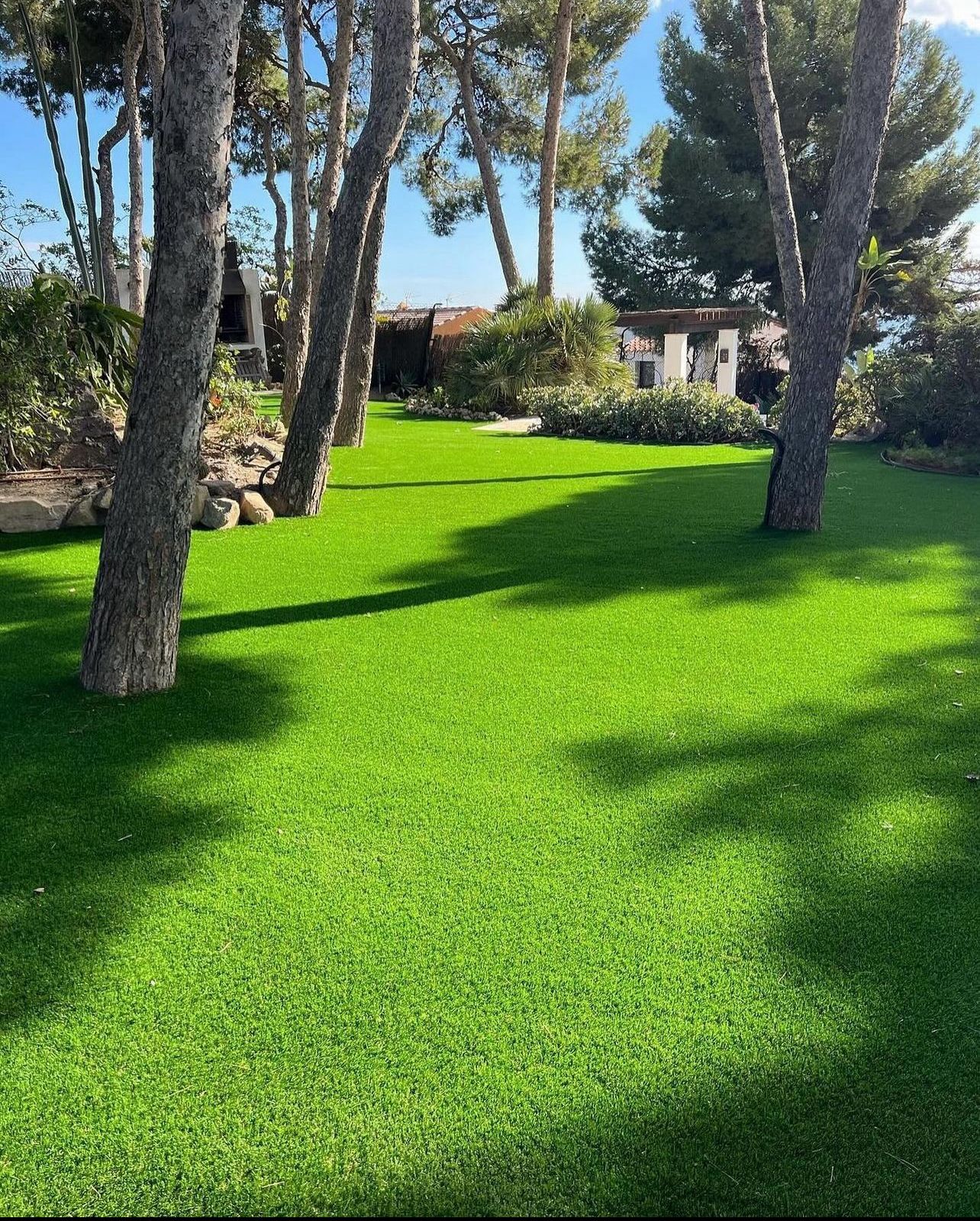 Large pine tree garden artificial grass — SuperGrass Málaga