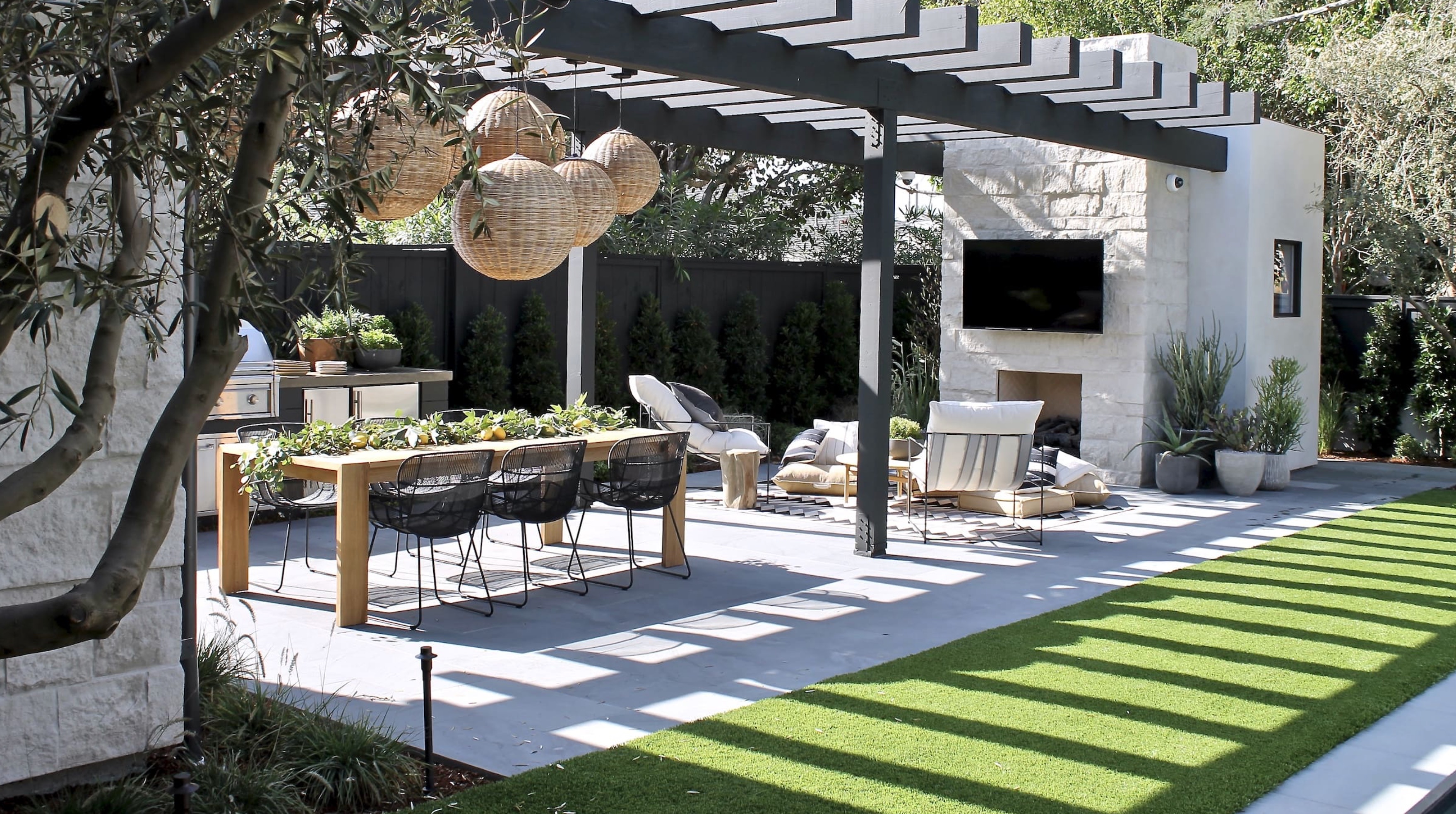 Outdoor dining pergola artificial grass — SuperGrass