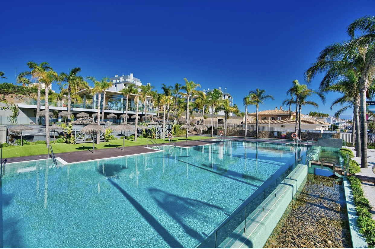Rooftop terrace artificial grass with sea view and pergola — SuperGrass Marbella