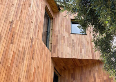 Revestimiento Pared Exterior Madera Tropical Caoba – Familia Meliaceae | Marca MibaWood | Ambiente Jardín