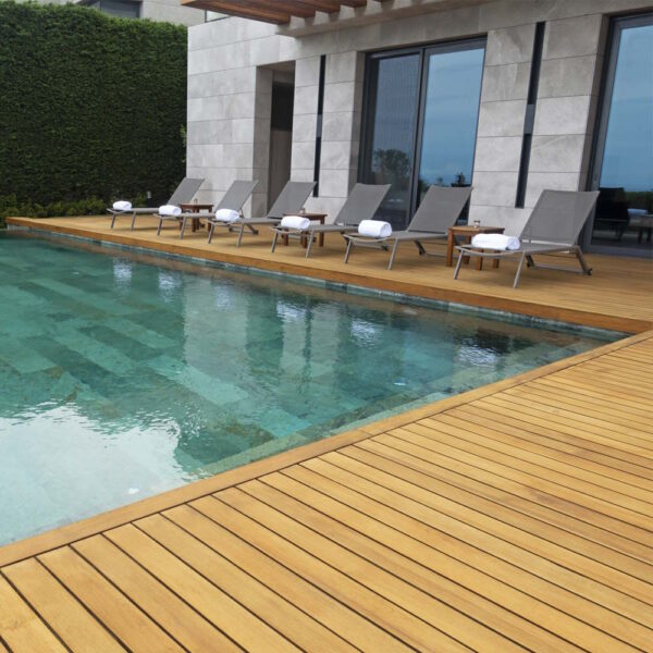 Tarima Exterior Madera Tropical Badi – Familia Rubiaceae | Marca MibaWood | Ambiente Piscina