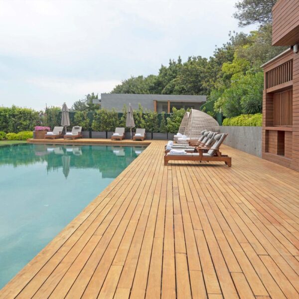 Tarima Exterior Madera Tropical Garapa – Familia Leguminosae | Marca MibaWood | Ambiente Piscina