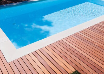 Tarima Exterior Madera Tropical Massaranduba – Familia Sapotaceae | Marca MibaWood | Ambiente Piscina