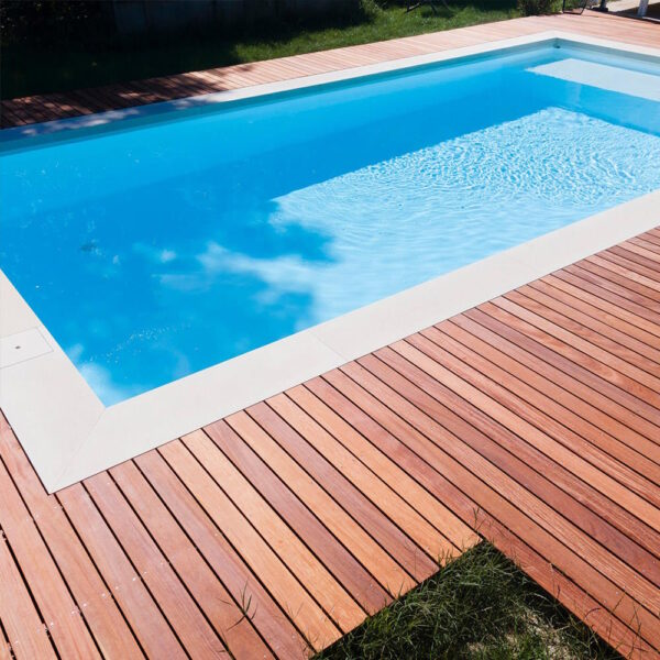 Tarima Exterior Madera Tropical Massaranduba – Familia Sapotaceae | Marca MibaWood | Ambiente Piscina