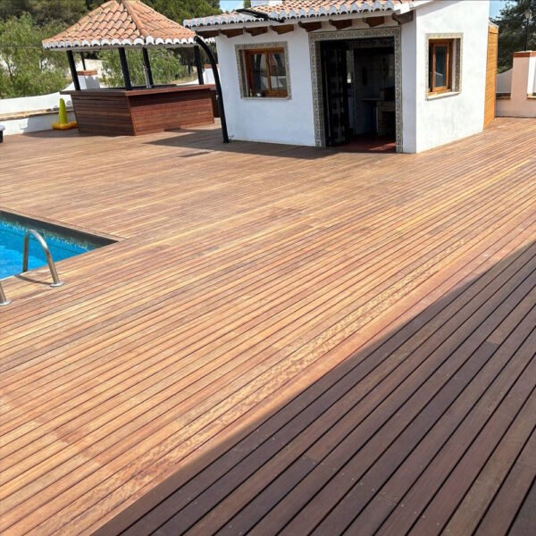 Tarima Exterior Madera Tropical Mukulungu – Familia Sapotaceae | Marca MibaWood | Ambiente Jardín