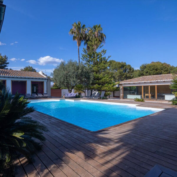 Tarima Exterior Madera Tropical Mukulungu – Familia Sapotaceae | Marca MibaWood | Ambiente Piscina