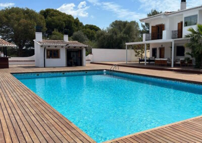 Tarima Exterior Madera Tropical Mukulungu – Familia Sapotaceae | Marca MibaWood | Ambiente Piscina