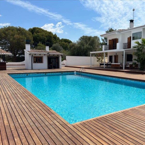 Tarima Exterior Madera Tropical Mukulungu – Familia Sapotaceae | Marca MibaWood | Ambiente Piscina