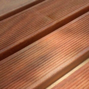 Tarima Exterior Madera Tropical Mukulungu – Familia Sapotaceae | Marca MibaWood | Cara Ranurada