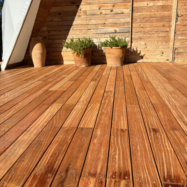 Tarima Exterior Madera Tropical Tali – Familia Erythroxylaceae | Marca MibaWood | Ambiente Terraza
