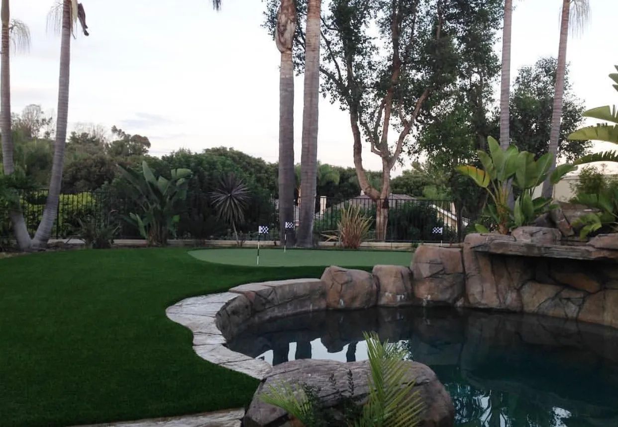 Idea de green de golf junto a una piscina de rocas