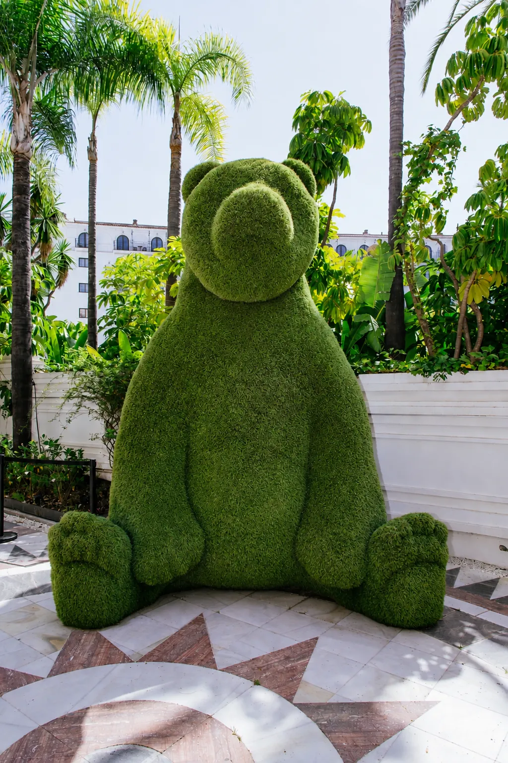 Oso gigante de césped artificial, escultura exclusiva hecha a mano por SuperGrass