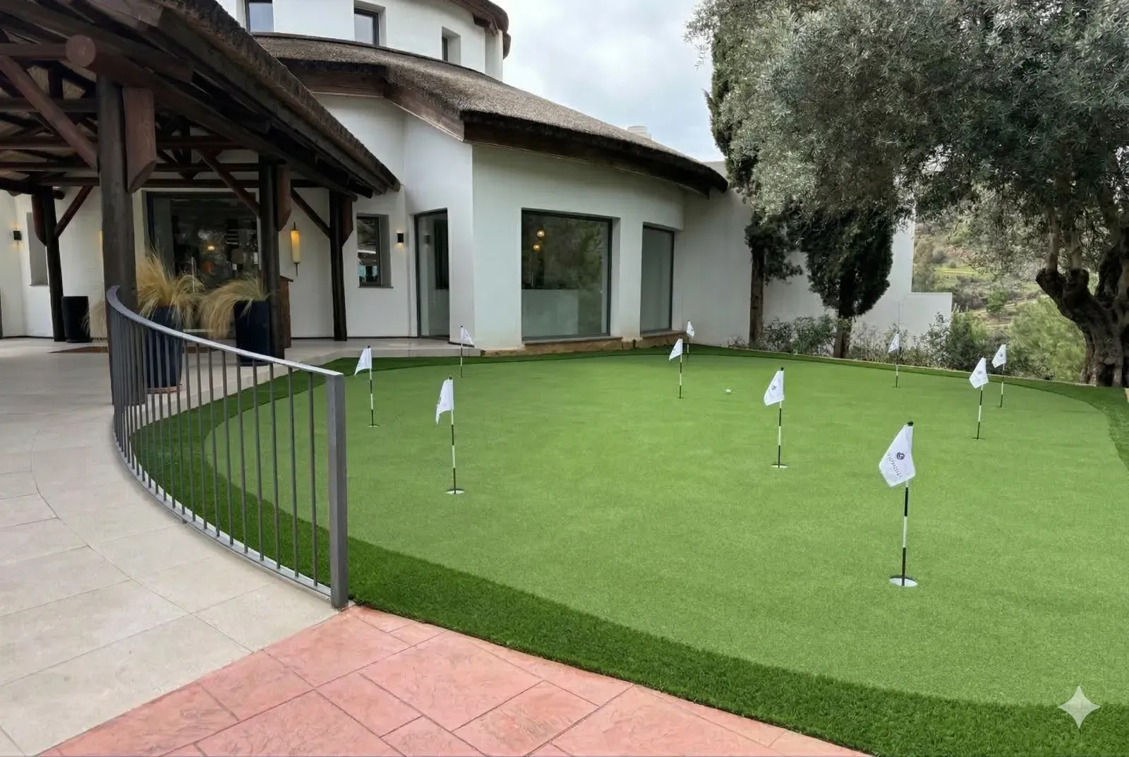 Simulación realista de un green de golf en casa junto a la vivienda